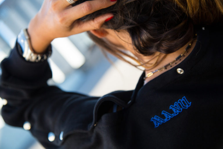FELPA BOTTONE NERA LOGO RICAMATO - immagine 3